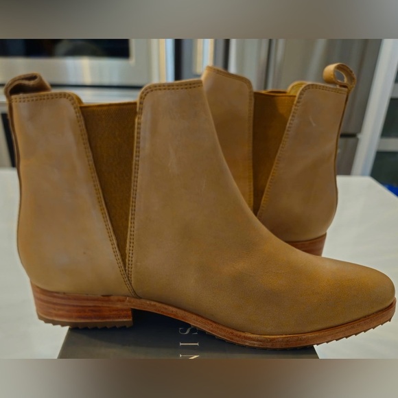 Nisolo Almond Eva Everyday Chelsea Leather Boots - Picture 13 of 16